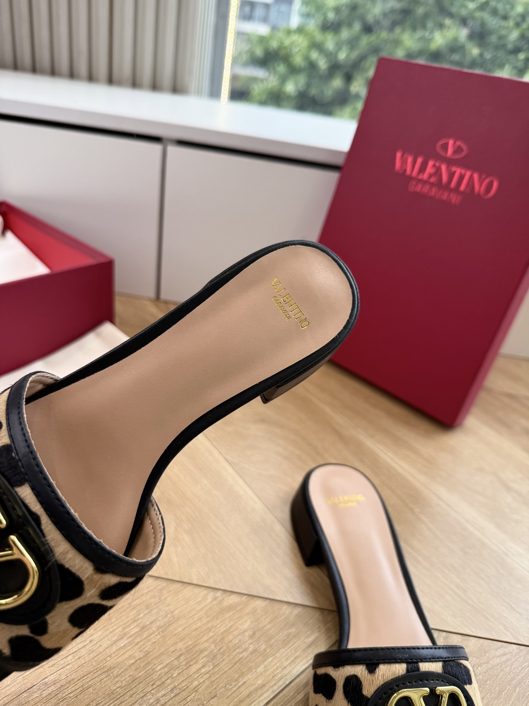 G678所见即所得VALENTINO华伦天奴经典2026春夏VLOGO SIGNATURE金属扣拖鞋凉鞋一字带 鞋型线条