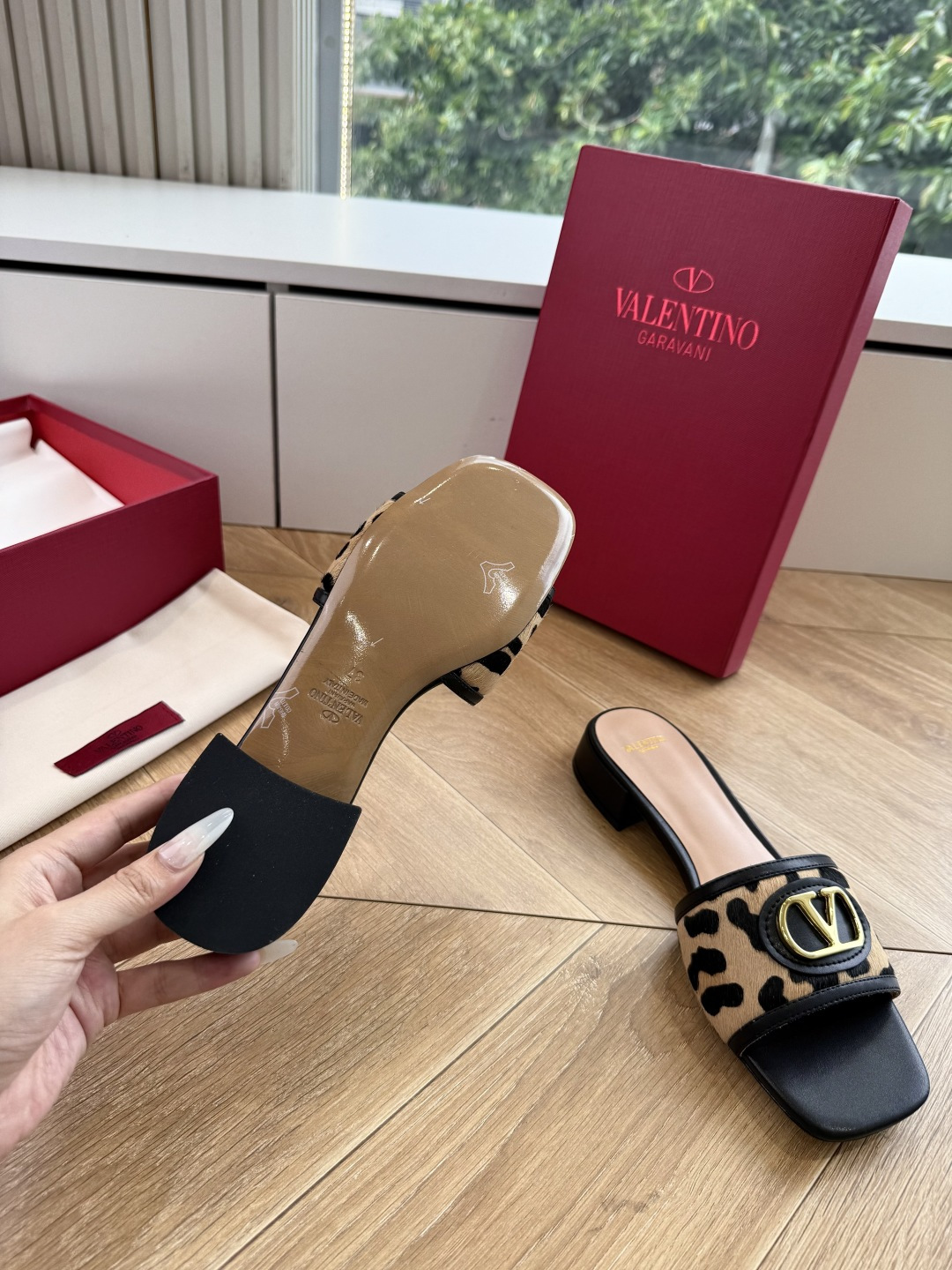 G678所见即所得VALENTINO华伦天奴经典2026春夏VLOGO SIGNATURE金属扣拖鞋凉鞋一字带 鞋型线条