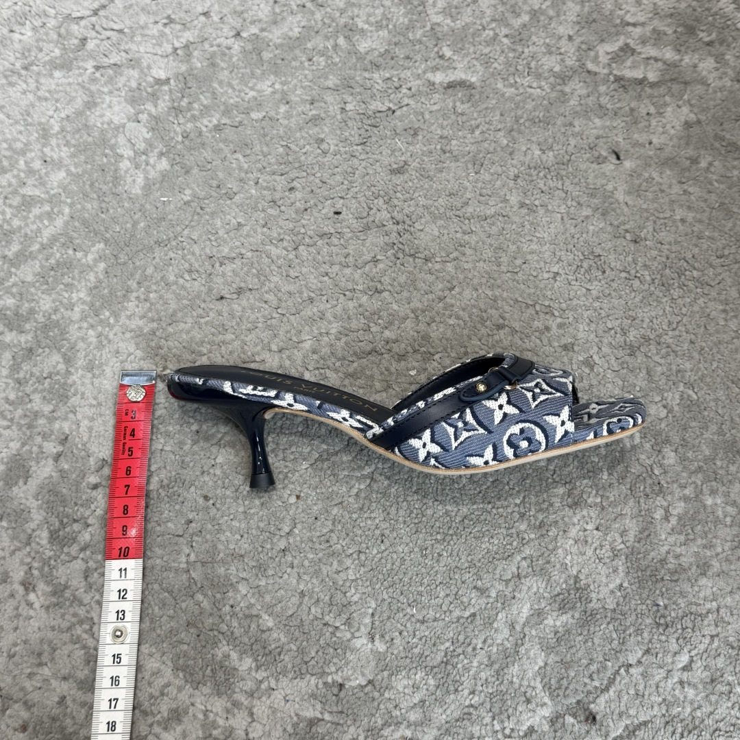 G049LouisVuitto*• 2026代购级高跟凉拖鞋 春夏单宁猫跟拖鞋 单宁色搭配的棕色皮质,也太出彩了 刚刚好 G049LouisVuitto*• 2026代购级高跟凉拖鞋 春夏单宁猫跟拖鞋 单宁色搭配的棕色皮质,也太出彩了 刚刚好