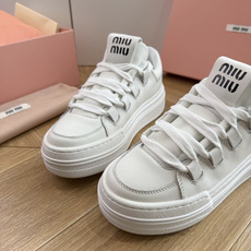 G08顶级缪缪春夏新款走秀MiuMiu饼干底透气休闲鞋秀场工艺来自Miu Miu系列的细节特写 新季的潮流此刻挚爱的概念 G08顶级缪缪春夏新款走秀MiuMiu饼干底透气休闲鞋秀场工艺来自Miu Miu系列的细节特写 新季的潮流此刻挚爱的概念