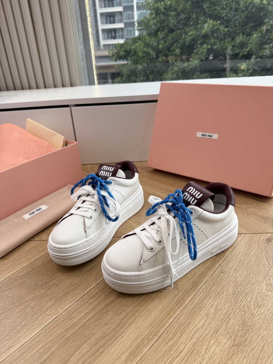 G08顶级缪缪春夏新款走秀MiuMiu饼干底透气休闲鞋秀场工艺来自Miu Miu系列的细节特写 新季的潮流此刻挚爱的概念 G08顶级缪缪春夏新款走秀MiuMiu饼干底透气休闲鞋秀场工艺来自Miu Miu系列的细节特写 新季的潮流此刻挚爱的概念