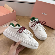 G08顶级缪缪春夏新款走秀MiuMiu饼干底透气休闲鞋秀场工艺来自Miu Miu系列的细节特写 新季的潮流此刻挚爱的概念 G08顶级缪缪春夏新款走秀MiuMiu饼干底透气休闲鞋秀场工艺来自Miu Miu系列的细节特写 新季的潮流此刻挚爱的概念