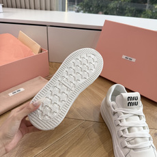 G08顶级缪缪春夏新款走秀MiuMiu饼干底透气休闲鞋秀场工艺来自Miu Miu系列的细节特写 新季的潮流此刻挚爱的概念 G08顶级缪缪春夏新款走秀MiuMiu饼干底透气休闲鞋秀场工艺来自Miu Miu系列的细节特写 新季的潮流此刻挚爱的概念