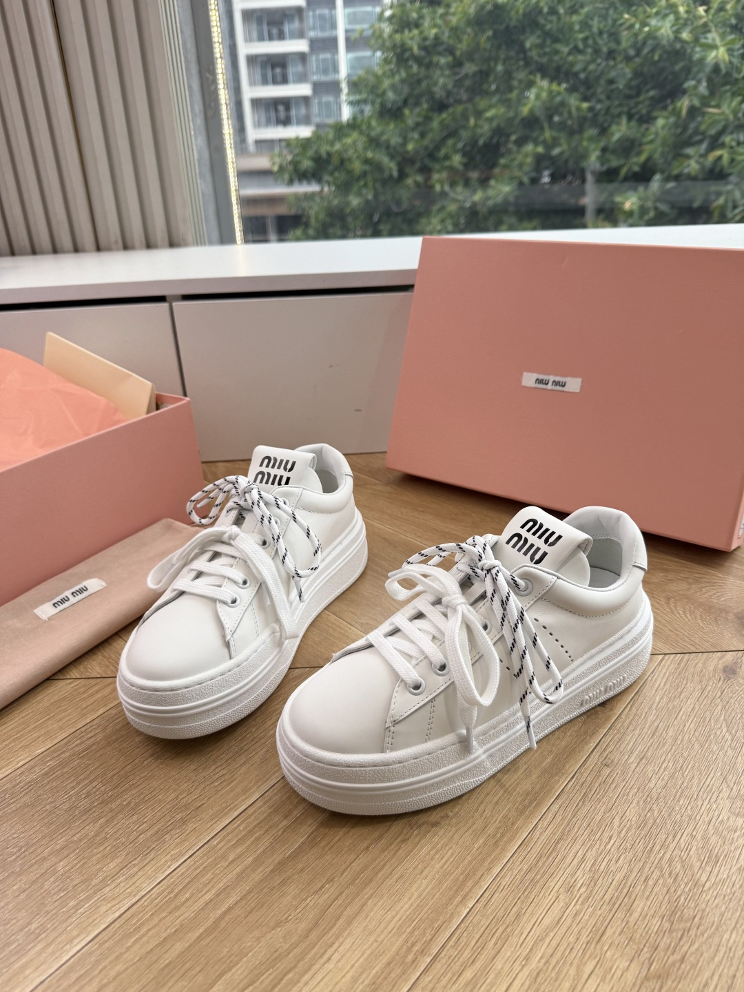 G08顶级缪缪春夏新款走秀MiuMiu饼干底透气休闲鞋秀场工艺来自Miu Miu系列的细节特写 新季的潮流此刻挚爱的概念