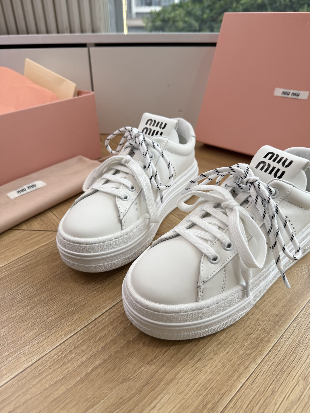 G08顶级缪缪春夏新款走秀MiuMiu饼干底透气休闲鞋秀场工艺来自Miu Miu系列的细节特写 新季的潮流此刻挚爱的概念