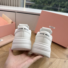 G08顶级缪缪春夏新款走秀MiuMiu饼干底透气休闲鞋秀场工艺来自Miu Miu系列的细节特写 新季的潮流此刻挚爱的概念 G08顶级缪缪春夏新款走秀MiuMiu饼干底透气休闲鞋秀场工艺来自Miu Miu系列的细节特写 新季的潮流此刻挚爱的概念