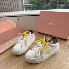 G08顶级缪缪春夏新款走秀MiuMiu饼干底透气休闲鞋秀场工艺来自Miu Miu系列的细节特写 新季的潮流此刻挚爱的概念 G08顶级缪缪春夏新款走秀MiuMiu饼干底透气休闲鞋秀场工艺来自Miu Miu系列的细节特写 新季的潮流此刻挚爱的概念