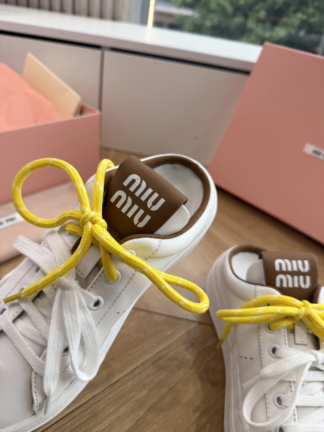 G08顶级缪缪春夏新款走秀MiuMiu饼干底透气休闲鞋秀场工艺来自Miu Miu系列的细节特写 新季的潮流此刻挚爱的概念