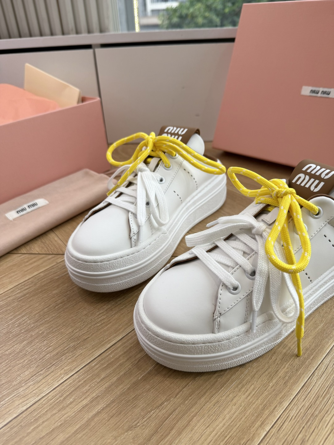 G08顶级缪缪春夏新款走秀MiuMiu饼干底透气休闲鞋秀场工艺来自Miu Miu系列的细节特写 新季的潮流此刻挚爱的概念