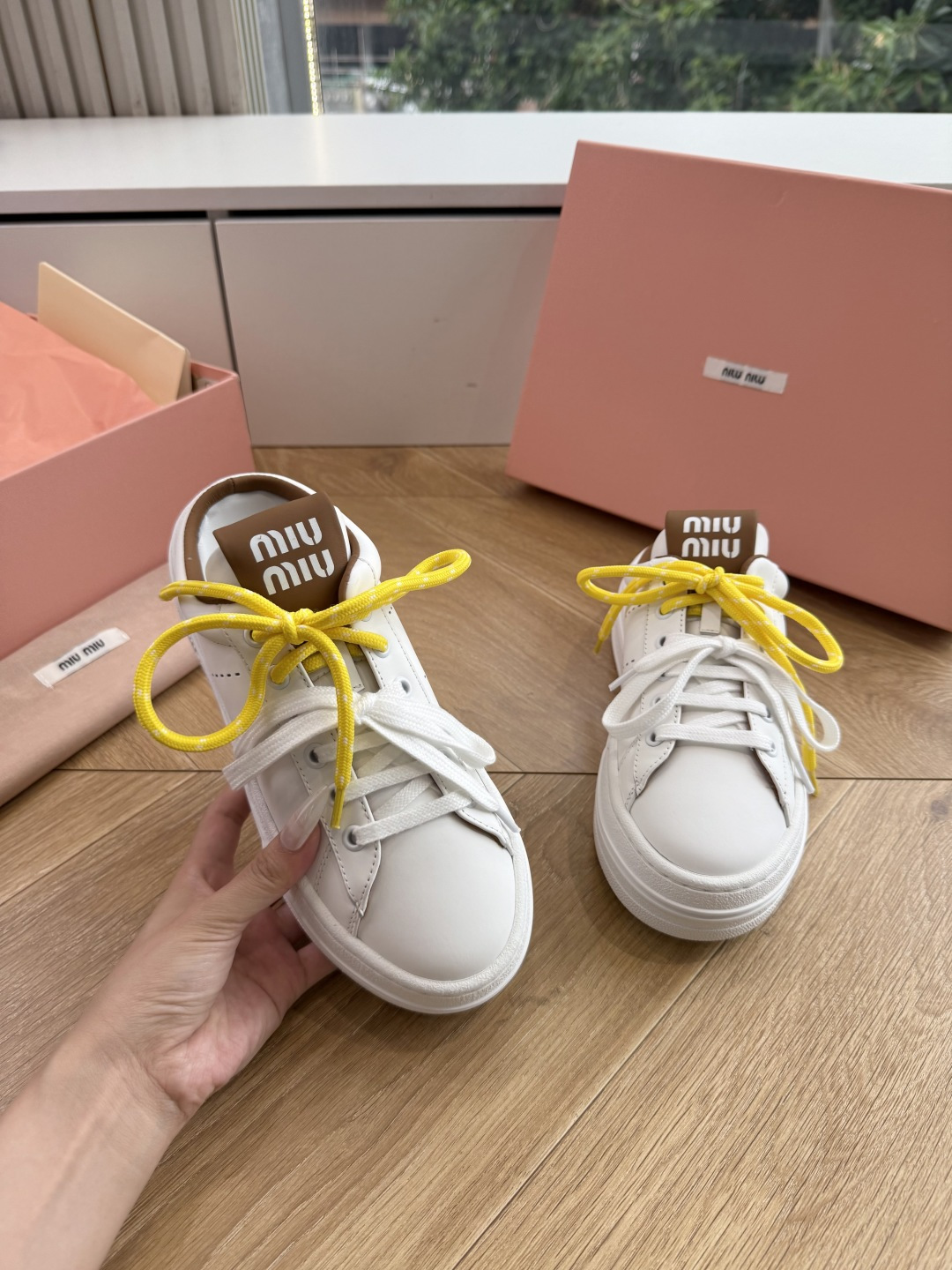 G08顶级缪缪春夏新款走秀MiuMiu饼干底透气休闲鞋秀场工艺来自Miu Miu系列的细节特写 新季的潮流此刻挚爱的概念