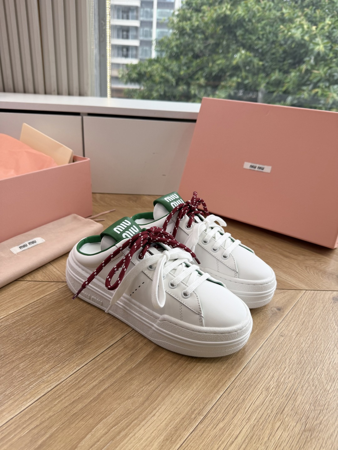 G08顶级缪缪春夏新款走秀MiuMiu饼干底透气休闲鞋秀场工艺来自Miu Miu系列的细节特写 新季的潮流此刻挚爱的概念 G08顶级缪缪春夏新款走秀MiuMiu饼干底透气休闲鞋秀场工艺来自Miu Miu系列的细节特写 新季的潮流此刻挚爱的概念