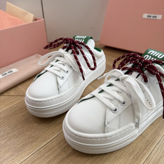 G08顶级缪缪春夏新款走秀MiuMiu饼干底透气休闲鞋秀场工艺来自Miu Miu系列的细节特写 新季的潮流此刻挚爱的概念 G08顶级缪缪春夏新款走秀MiuMiu饼干底透气休闲鞋秀场工艺来自Miu Miu系列的细节特写 新季的潮流此刻挚爱的概念