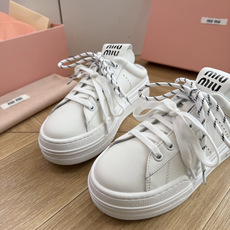 G08顶级缪缪春夏新款走秀MiuMiu饼干底透气休闲鞋秀场工艺来自Miu Miu系列的细节特写 新季的潮流此刻挚爱的概念 G08顶级缪缪春夏新款走秀MiuMiu饼干底透气休闲鞋秀场工艺来自Miu Miu系列的细节特写 新季的潮流此刻挚爱的概念