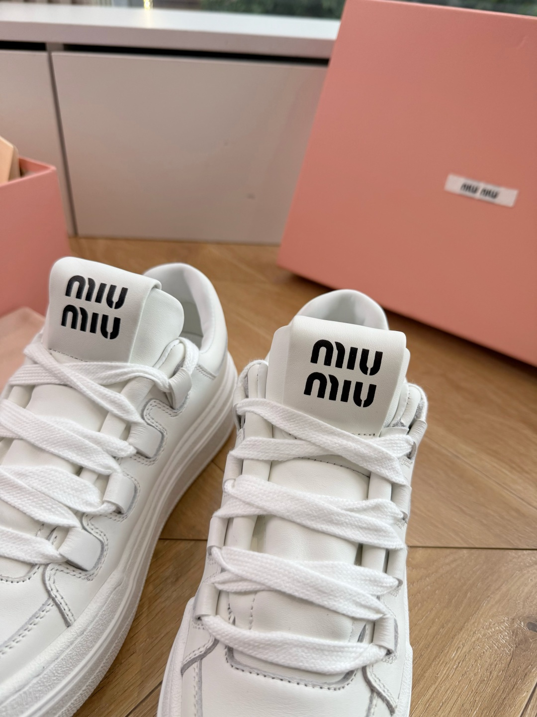 G08顶级缪缪春夏新款走秀MiuMiu饼干底透气休闲鞋秀场工艺来自Miu Miu系列的细节特写 新季的潮流此刻挚爱的概念 G08顶级缪缪春夏新款走秀MiuMiu饼干底透气休闲鞋秀场工艺来自Miu Miu系列的细节特写 新季的潮流此刻挚爱的概念