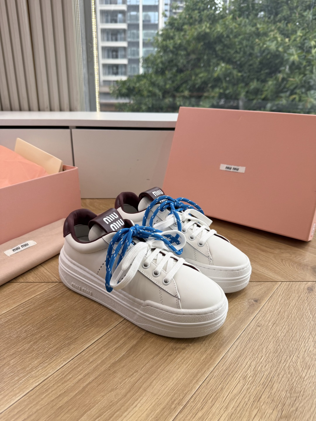 G08顶级缪缪春夏新款走秀MiuMiu饼干底透气休闲鞋秀场工艺来自Miu Miu系列的细节特写 新季的潮流此刻挚爱的概念 G08顶级缪缪春夏新款走秀MiuMiu饼干底透气休闲鞋秀场工艺来自Miu Miu系列的细节特写 新季的潮流此刻挚爱的概念