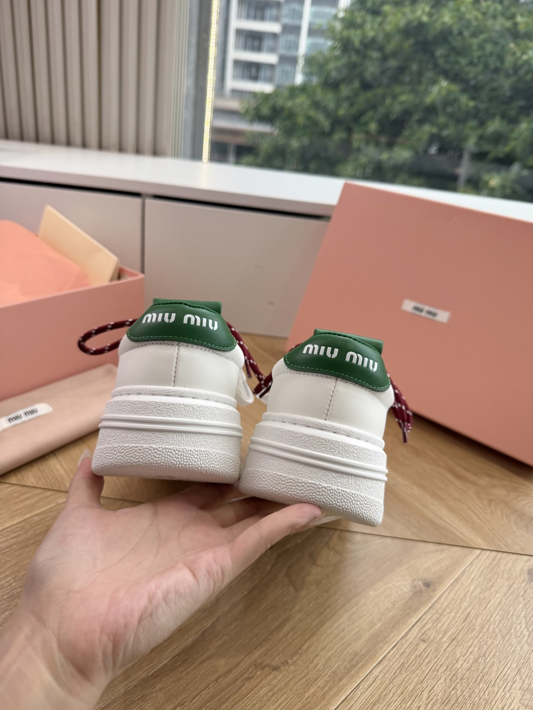G08顶级缪缪春夏新款走秀MiuMiu饼干底透气休闲鞋秀场工艺来自Miu Miu系列的细节特写 新季的潮流此刻挚爱的概念 G08顶级缪缪春夏新款走秀MiuMiu饼干底透气休闲鞋秀场工艺来自Miu Miu系列的细节特写 新季的潮流此刻挚爱的概念