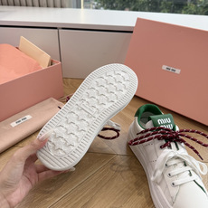 G08顶级缪缪春夏新款走秀MiuMiu饼干底透气休闲鞋秀场工艺来自Miu Miu系列的细节特写 新季的潮流此刻挚爱的概念 G08顶级缪缪春夏新款走秀MiuMiu饼干底透气休闲鞋秀场工艺来自Miu Miu系列的细节特写 新季的潮流此刻挚爱的概念