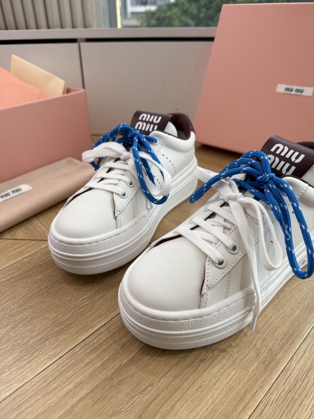 G08顶级缪缪春夏新款走秀MiuMiu饼干底透气休闲鞋秀场工艺来自Miu Miu系列的细节特写 新季的潮流此刻挚爱的概念 G08顶级缪缪春夏新款走秀MiuMiu饼干底透气休闲鞋秀场工艺来自Miu Miu系列的细节特写 新季的潮流此刻挚爱的概念