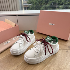 G08顶级缪缪春夏新款走秀MiuMiu饼干底透气休闲鞋秀场工艺来自Miu Miu系列的细节特写 新季的潮流此刻挚爱的概念 G08顶级缪缪春夏新款走秀MiuMiu饼干底透气休闲鞋秀场工艺来自Miu Miu系列的细节特写 新季的潮流此刻挚爱的概念