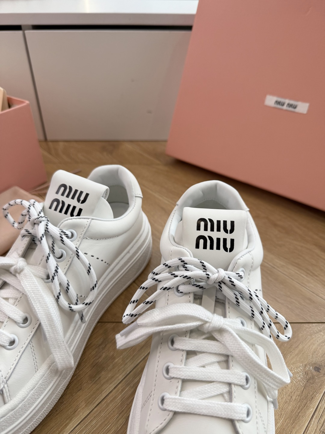 G08顶级缪缪春夏新款走秀MiuMiu饼干底透气休闲鞋秀场工艺来自Miu Miu系列的细节特写 新季的潮流此刻挚爱的概念