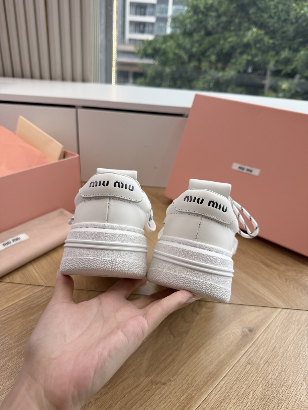 G08顶级缪缪春夏新款走秀MiuMiu饼干底透气休闲鞋秀场工艺来自Miu Miu系列的细节特写 新季的潮流此刻挚爱的概念