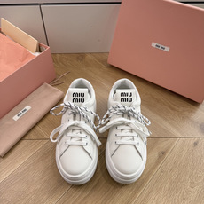 G08顶级缪缪春夏新款走秀MiuMiu饼干底透气休闲鞋秀场工艺来自Miu Miu系列的细节特写 新季的潮流此刻挚爱的概念 G08顶级缪缪春夏新款走秀MiuMiu饼干底透气休闲鞋秀场工艺来自Miu Miu系列的细节特写 新季的潮流此刻挚爱的概念