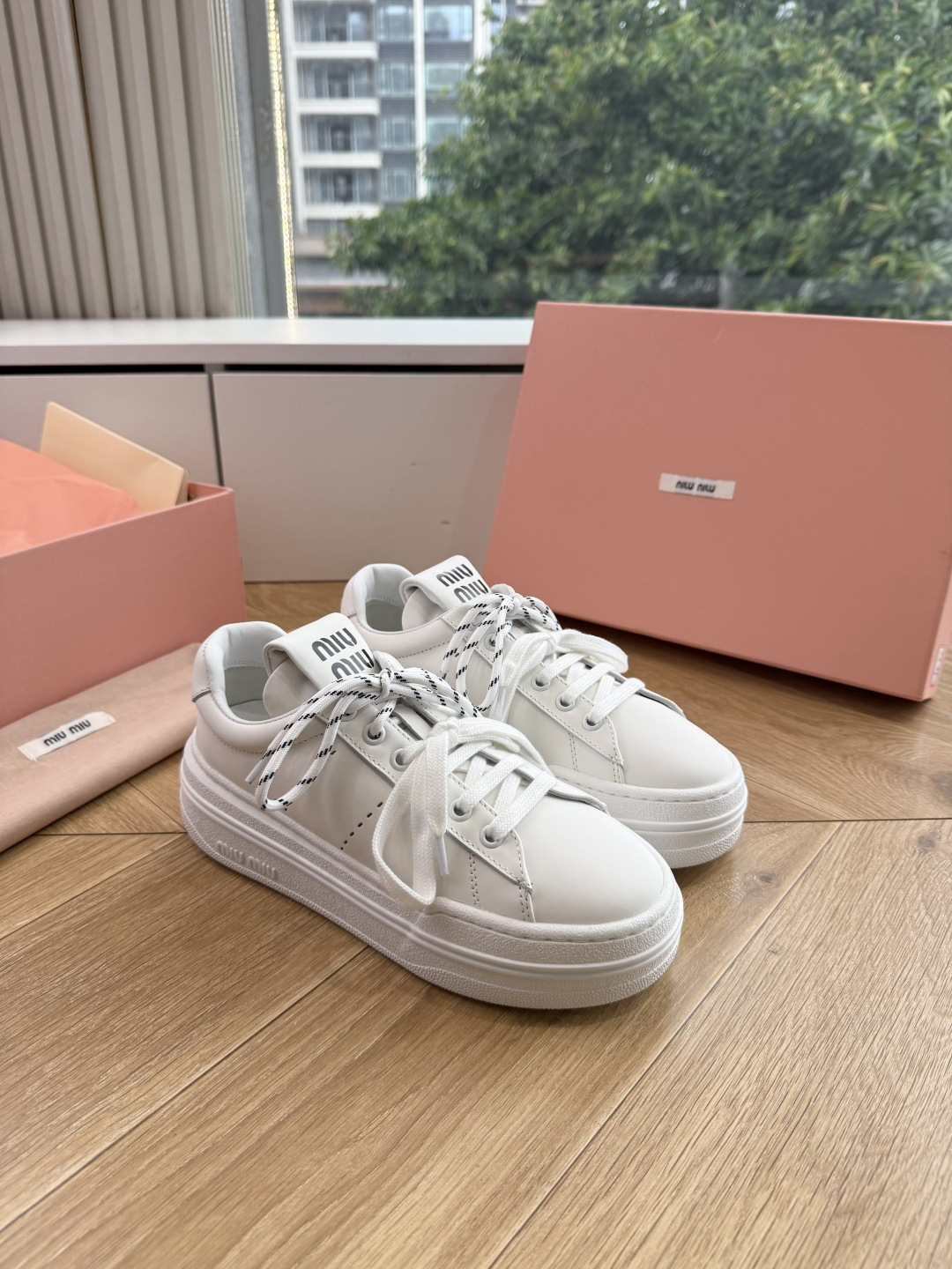 G08顶级缪缪春夏新款走秀MiuMiu饼干底透气休闲鞋秀场工艺来自Miu Miu系列的细节特写 新季的潮流此刻挚爱的概念