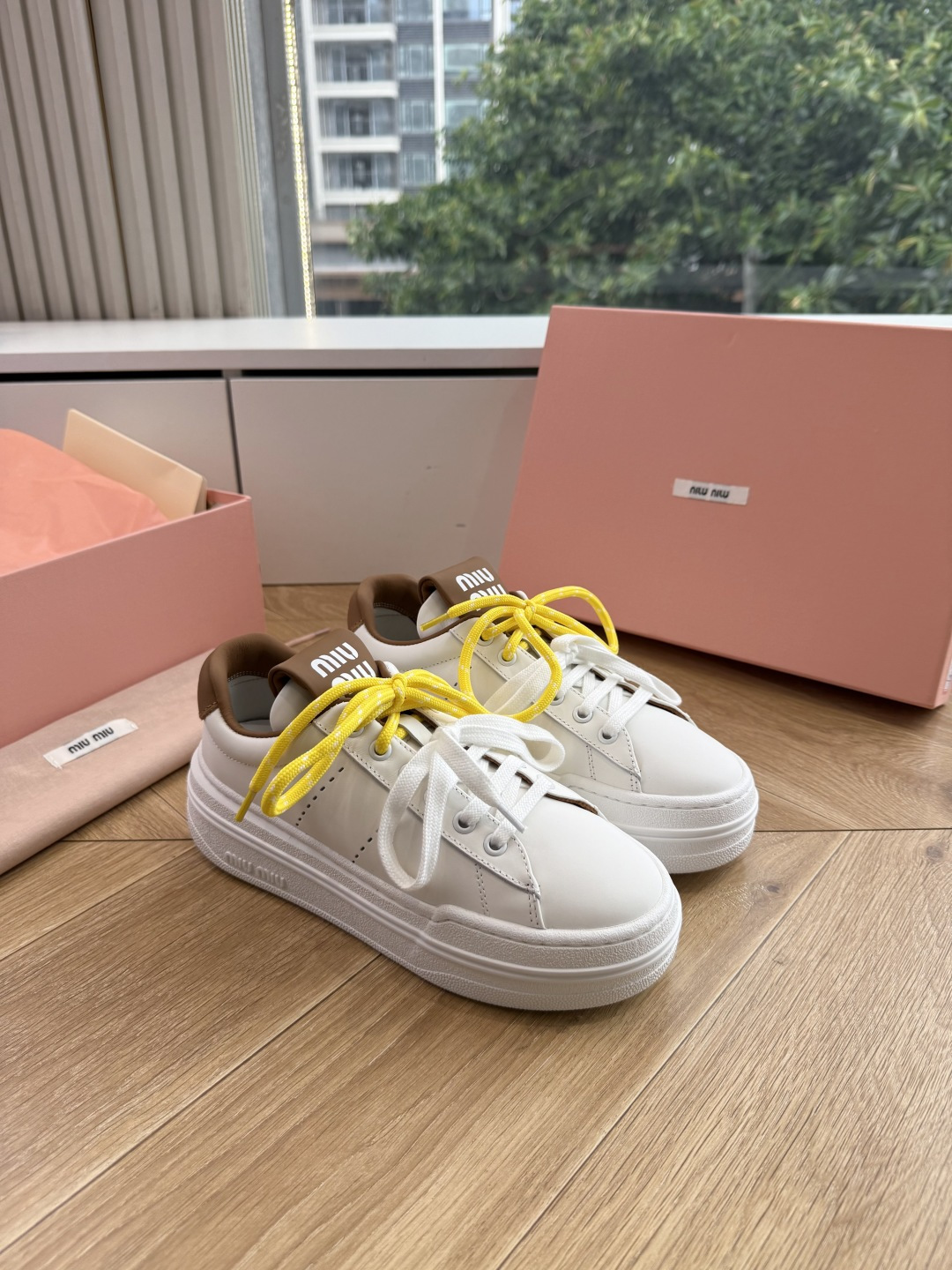 G08顶级缪缪春夏新款走秀MiuMiu饼干底透气休闲鞋秀场工艺来自Miu Miu系列的细节特写 新季的潮流此刻挚爱的概念 G08顶级缪缪春夏新款走秀MiuMiu饼干底透气休闲鞋秀场工艺来自Miu Miu系列的细节特写 新季的潮流此刻挚爱的概念