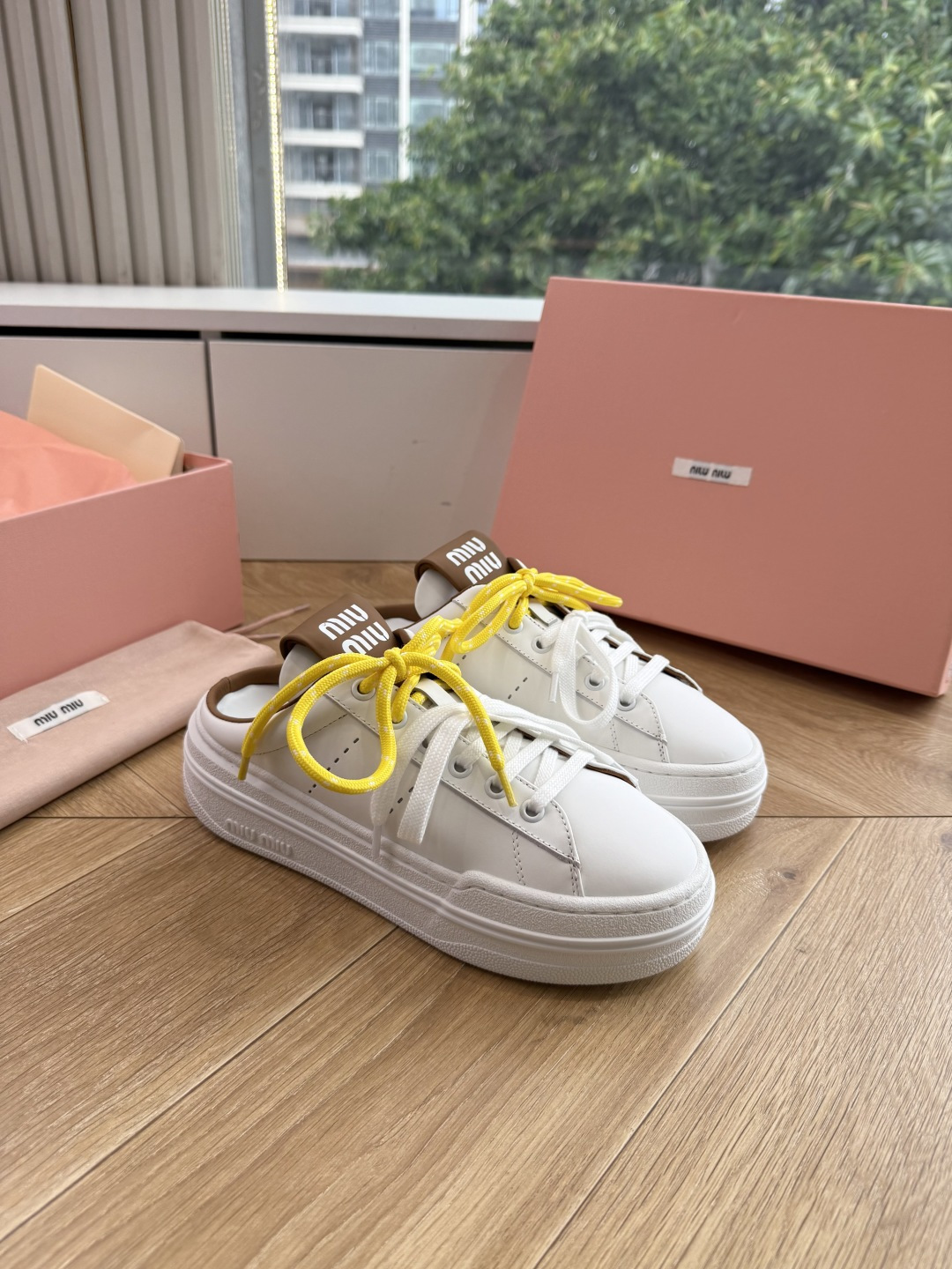 G08顶级缪缪春夏新款走秀MiuMiu饼干底透气休闲鞋秀场工艺来自Miu Miu系列的细节特写 新季的潮流此刻挚爱的概念