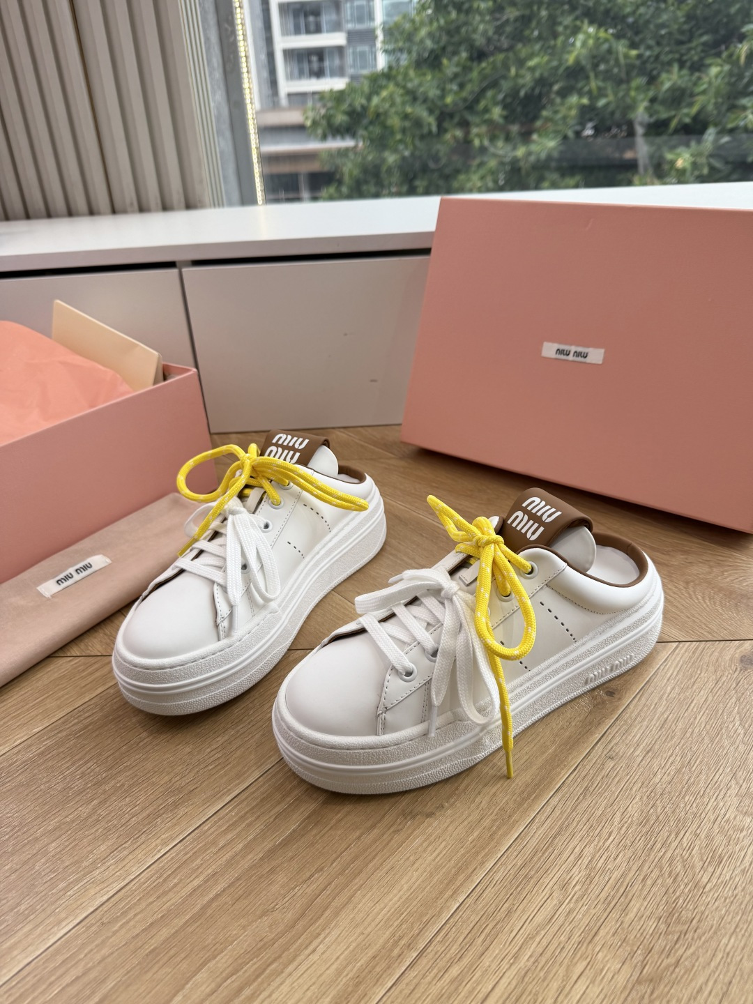 G08顶级缪缪春夏新款走秀MiuMiu饼干底透气休闲鞋秀场工艺来自Miu Miu系列的细节特写 新季的潮流此刻挚爱的概念