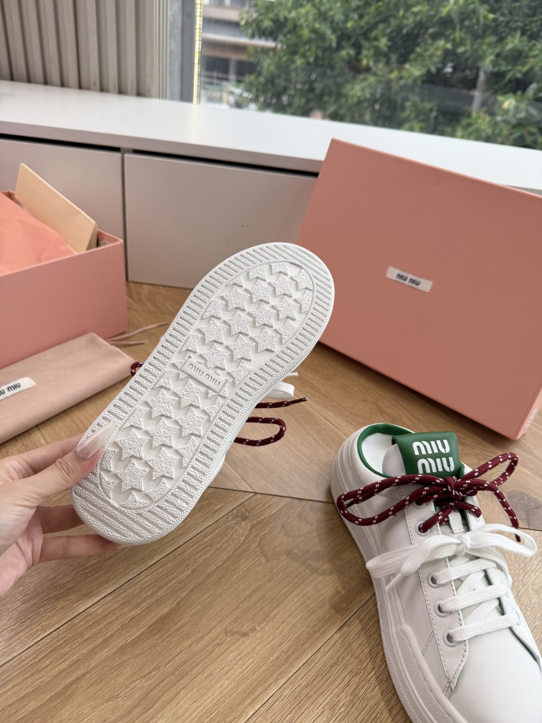 G08顶级缪缪春夏新款走秀MiuMiu饼干底透气休闲鞋秀场工艺来自Miu Miu系列的细节特写 新季的潮流此刻挚爱的概念 G08顶级缪缪春夏新款走秀MiuMiu饼干底透气休闲鞋秀场工艺来自Miu Miu系列的细节特写 新季的潮流此刻挚爱的概念