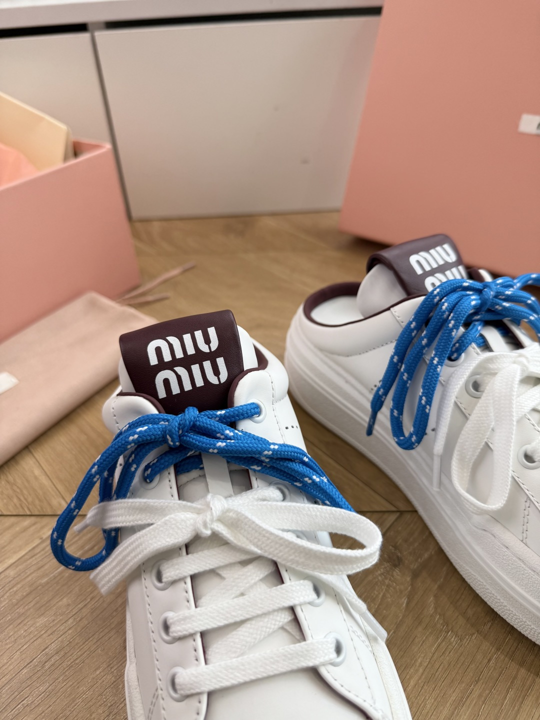 G08顶级缪缪春夏新款走秀MiuMiu饼干底透气休闲鞋秀场工艺来自Miu Miu系列的细节特写 新季的潮流此刻挚爱的概念 G08顶级缪缪春夏新款走秀MiuMiu饼干底透气休闲鞋秀场工艺来自Miu Miu系列的细节特写 新季的潮流此刻挚爱的概念