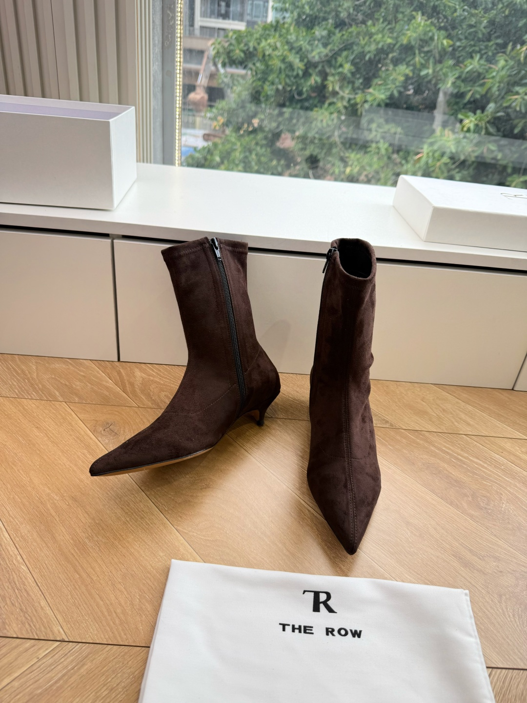 G213顶级品质The Ro*26ss夏季新款尖头低跟弹力短靴 清冷极简的酷飒气质扑面而来,锐利尖头搭配纤细矮跟,靴身采 G213顶级品质The Ro*26ss夏季新款尖头低跟弹力短靴 清冷极简的酷飒气质扑面而来,锐利尖头搭配纤细矮跟,靴身采