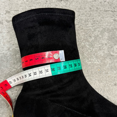 G213顶级品质The Ro*26ss夏季新款尖头低跟弹力短靴 清冷极简的酷飒气质扑面而来,锐利尖头搭配纤细矮跟,靴身采 G213顶级品质The Ro*26ss夏季新款尖头低跟弹力短靴 清冷极简的酷飒气质扑面而来,锐利尖头搭配纤细矮跟,靴身采