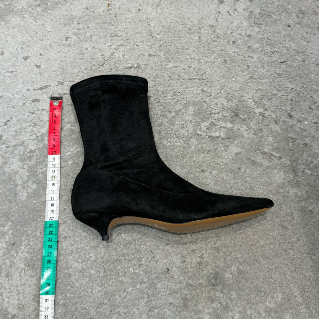 G213顶级品质The Ro*26ss夏季新款尖头低跟弹力短靴 清冷极简的酷飒气质扑面而来,锐利尖头搭配纤细矮跟,靴身采 G213顶级品质The Ro*26ss夏季新款尖头低跟弹力短靴 清冷极简的酷飒气质扑面而来,锐利尖头搭配纤细矮跟,靴身采