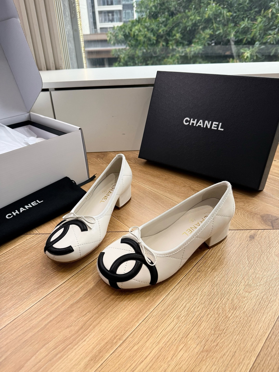 G027带飞机盒Chane*26ss夏季新款玛丽珍单鞋 温柔名媛的氛围感缓缓蔓延,圆润鞋头搭配精巧的小蝴蝶结,撞色双C贴 G027带飞机盒Chane*26ss夏季新款玛丽珍单鞋 温柔名媛的氛围感缓缓蔓延,圆润鞋头搭配精巧的小蝴蝶结,撞色双C贴