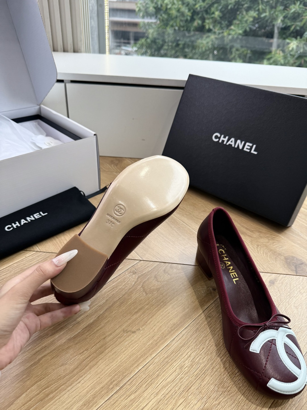 G027带飞机盒Chane*26ss夏季新款玛丽珍单鞋 温柔名媛的氛围感缓缓蔓延,圆润鞋头搭配精巧的小蝴蝶结,撞色双C贴 G027带飞机盒Chane*26ss夏季新款玛丽珍单鞋 温柔名媛的氛围感缓缓蔓延,圆润鞋头搭配精巧的小蝴蝶结,撞色双C贴