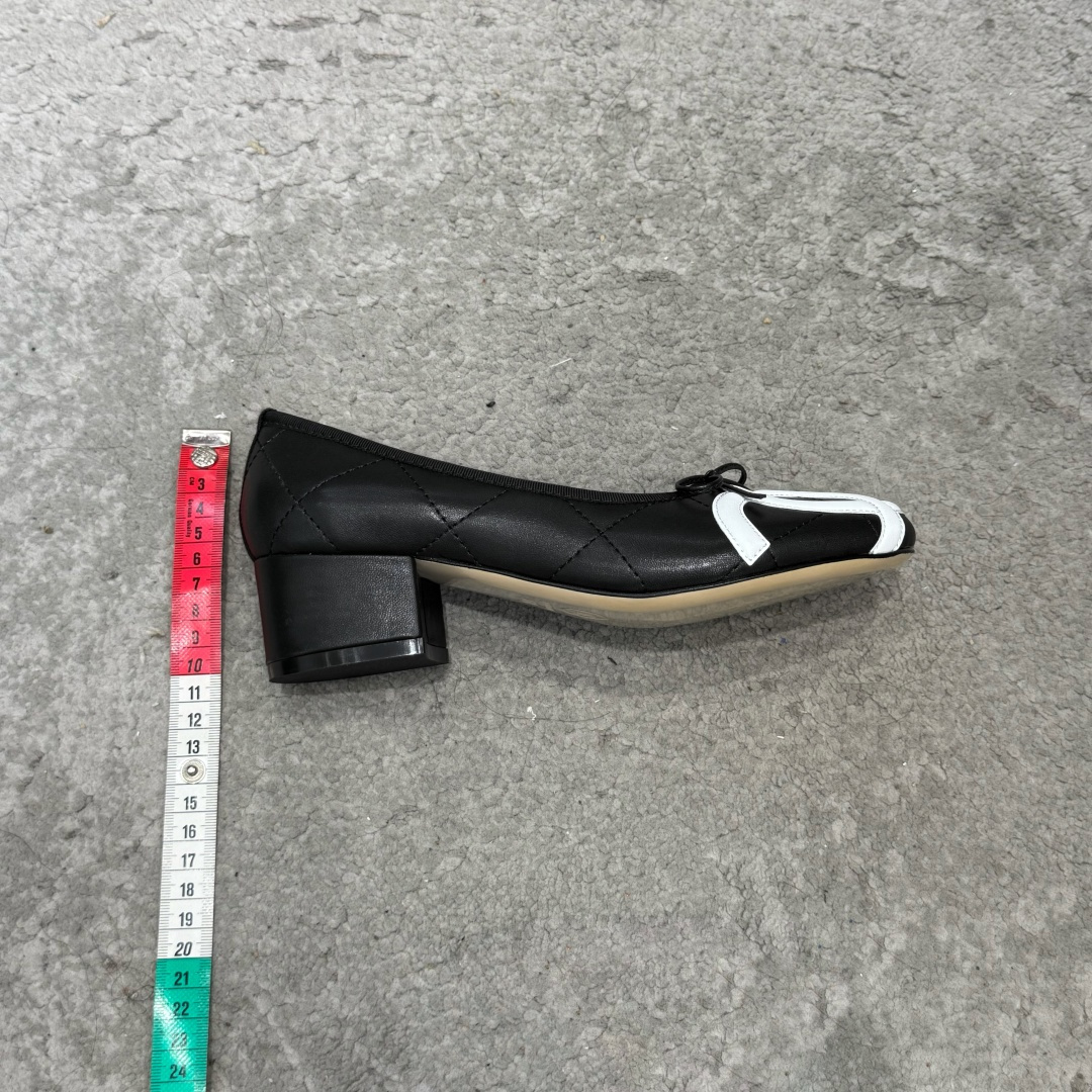 G027带飞机盒Chane*26ss夏季新款玛丽珍单鞋 温柔名媛的氛围感缓缓蔓延,圆润鞋头搭配精巧的小蝴蝶结,撞色双C贴 G027带飞机盒Chane*26ss夏季新款玛丽珍单鞋 温柔名媛的氛围感缓缓蔓延,圆润鞋头搭配精巧的小蝴蝶结,撞色双C贴