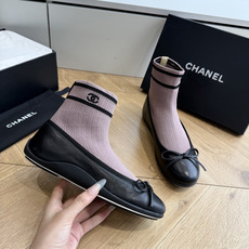 G266 CHANEL 香奈儿 2026 早秋新款 圆头 蝴蝶结 袜套芭蕾舞鞋这双把优雅刻在骨子里的Chanel袜靴!经 G266 CHANEL 香奈儿 2026 早秋新款 圆头 蝴蝶结 袜套芭蕾舞鞋这双把优雅刻在骨子里的Chanel袜靴!经