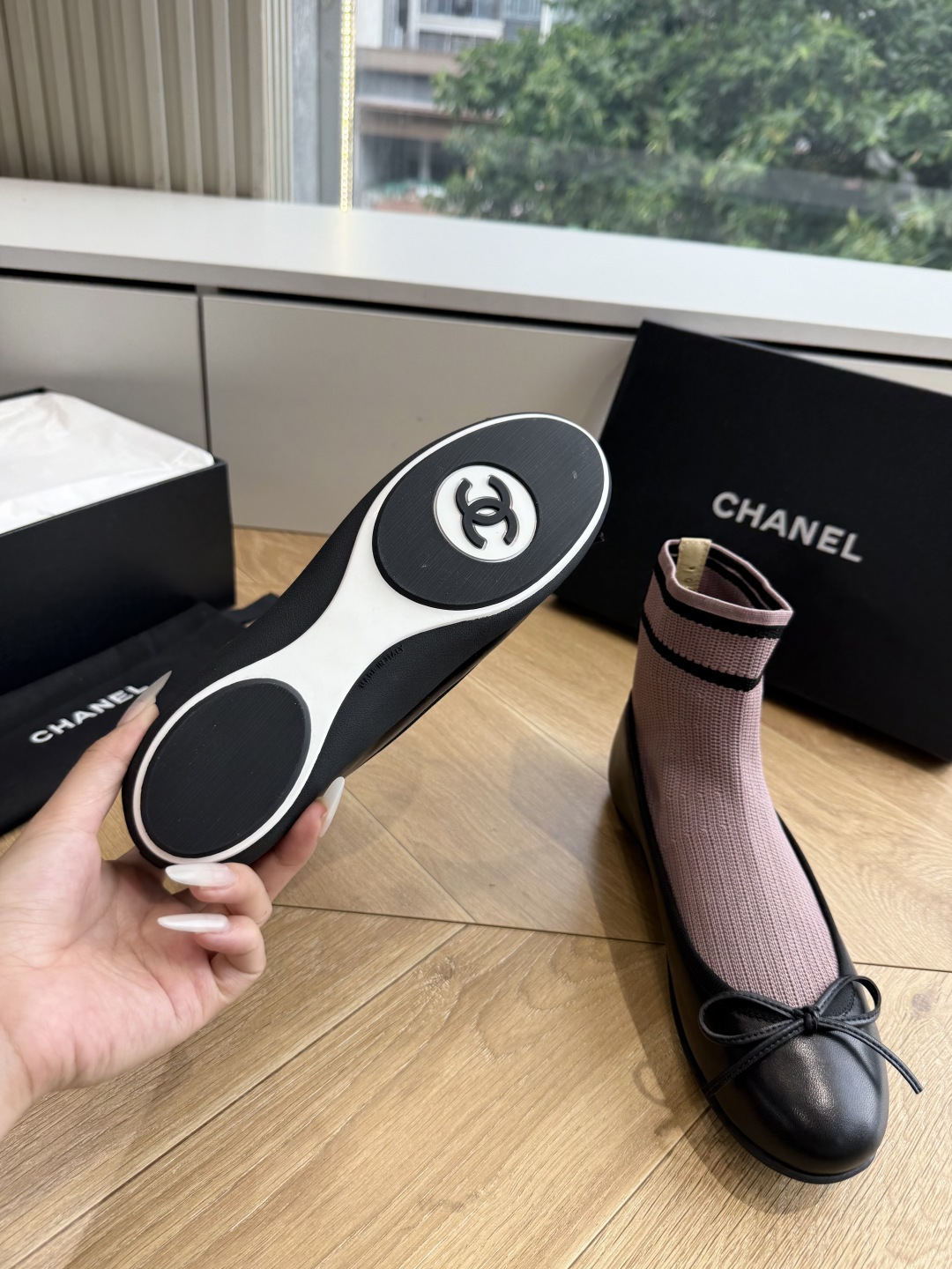 G266 CHANEL 香奈儿 2026 早秋新款 圆头 蝴蝶结 袜套芭蕾舞鞋这双把优雅刻在骨子里的Chanel袜靴!经 G266 CHANEL 香奈儿 2026 早秋新款 圆头 蝴蝶结 袜套芭蕾舞鞋这双把优雅刻在骨子里的Chanel袜靴!经