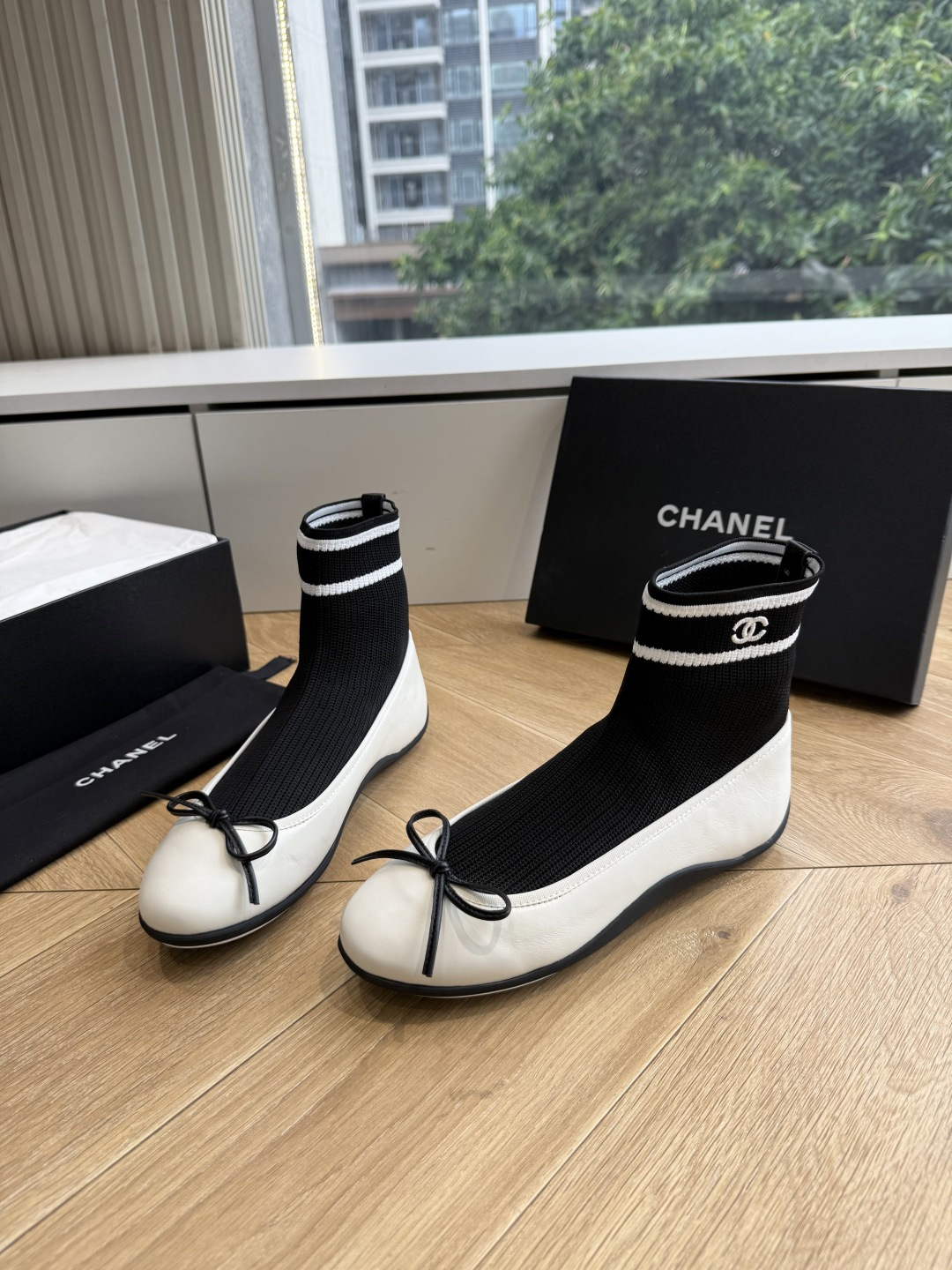 G266 CHANEL 香奈儿 2026 早秋新款 圆头 蝴蝶结 袜套芭蕾舞鞋这双把优雅刻在骨子里的Chanel袜靴!经 G266 CHANEL 香奈儿 2026 早秋新款 圆头 蝴蝶结 袜套芭蕾舞鞋这双把优雅刻在骨子里的Chanel袜靴!经