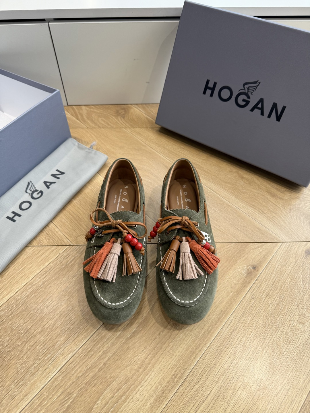 G013顶级品质 Hoga*26ss夏季新款彩穗流苏乐福鞋 自带松弛复古英伦氛围感的四季乐福豆豆鞋,圆润船型鞋头,鞋身搭 G013顶级品质 Hoga*26ss夏季新款彩穗流苏乐福鞋 自带松弛复古英伦氛围感的四季乐福豆豆鞋,圆润船型鞋头,鞋身搭