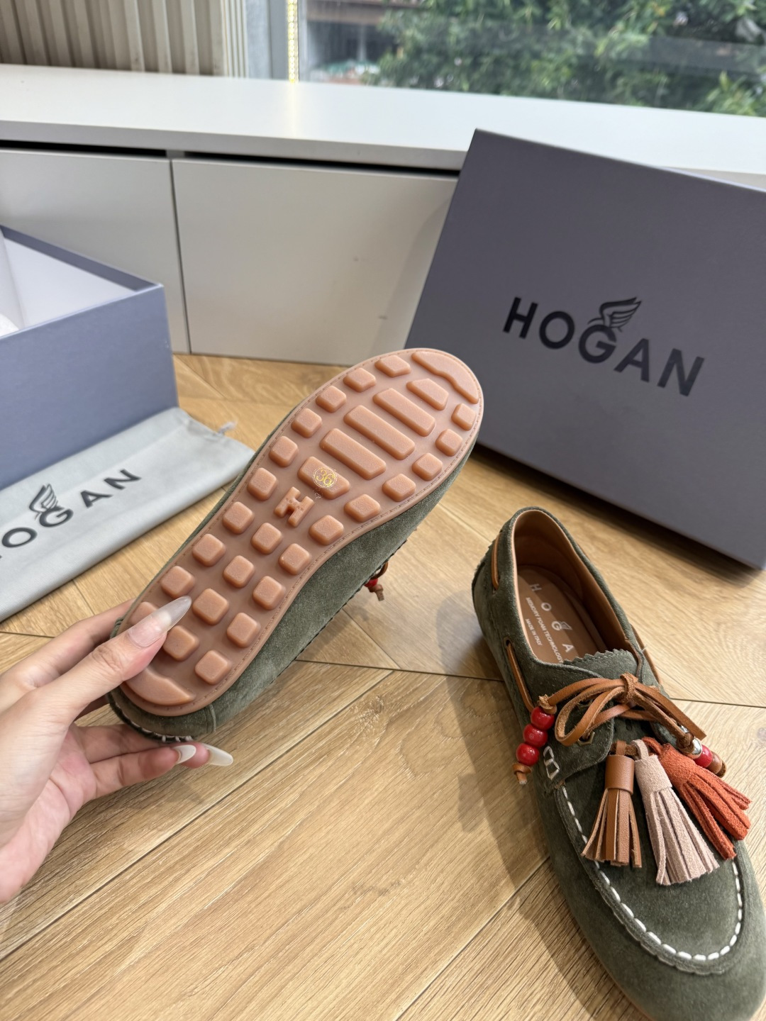 G013顶级品质 Hoga*26ss夏季新款彩穗流苏乐福鞋 自带松弛复古英伦氛围感的四季乐福豆豆鞋,圆润船型鞋头,鞋身搭 G013顶级品质 Hoga*26ss夏季新款彩穗流苏乐福鞋 自带松弛复古英伦氛围感的四季乐福豆豆鞋,圆润船型鞋头,鞋身搭