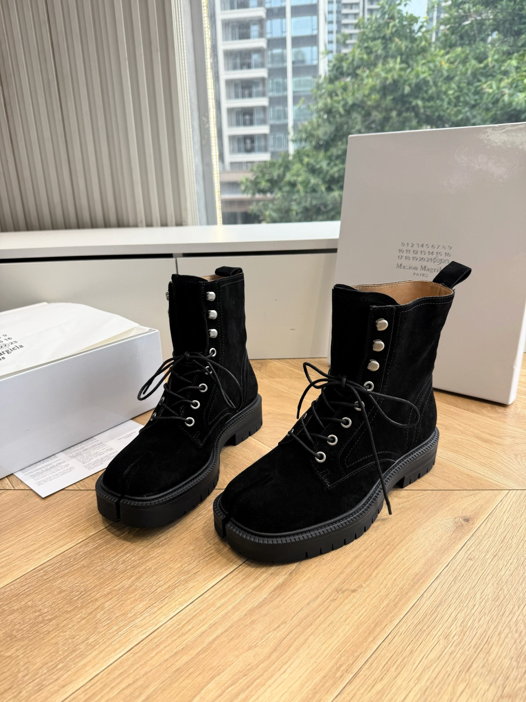 G042顶级品质Maison Margie*·26s 新款 复古色分趾马丁靴 马丁靴的经典八孔轮廓被完整保留——那份来自 G042顶级品质Maison Margie*·26s 新款 复古色分趾马丁靴 马丁靴的经典八孔轮廓被完整保留——那份来自