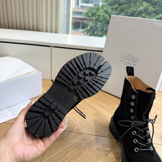 G042顶级品质Maison Margie*·26s 新款 复古色分趾马丁靴 马丁靴的经典八孔轮廓被完整保留——那份来自 G042顶级品质Maison Margie*·26s 新款 复古色分趾马丁靴 马丁靴的经典八孔轮廓被完整保留——那份来自