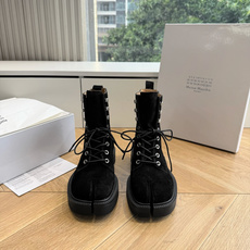 G042顶级品质Maison Margie*·26s 新款 复古色分趾马丁靴 马丁靴的经典八孔轮廓被完整保留——那份来自 G042顶级品质Maison Margie*·26s 新款 复古色分趾马丁靴 马丁靴的经典八孔轮廓被完整保留——那份来自