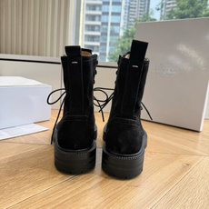 G042顶级品质Maison Margie*·26s 新款 复古色分趾马丁靴 马丁靴的经典八孔轮廓被完整保留——那份来自 G042顶级品质Maison Margie*·26s 新款 复古色分趾马丁靴 马丁靴的经典八孔轮廓被完整保留——那份来自