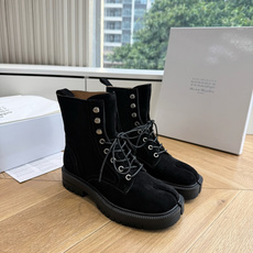 G042顶级品质Maison Margie*·26s 新款 复古色分趾马丁靴 马丁靴的经典八孔轮廓被完整保留——那份来自 G042顶级品质Maison Margie*·26s 新款 复古色分趾马丁靴 马丁靴的经典八孔轮廓被完整保留——那份来自