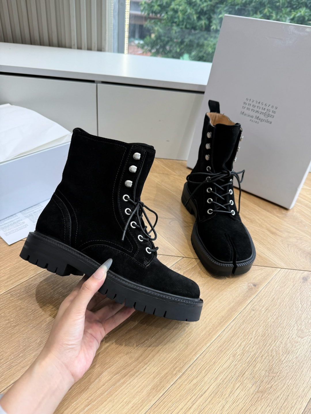 G042顶级品质Maison Margie*·26s 新款 复古色分趾马丁靴 马丁靴的经典八孔轮廓被完整保留——那份来自 G042顶级品质Maison Margie*·26s 新款 复古色分趾马丁靴 马丁靴的经典八孔轮廓被完整保留——那份来自