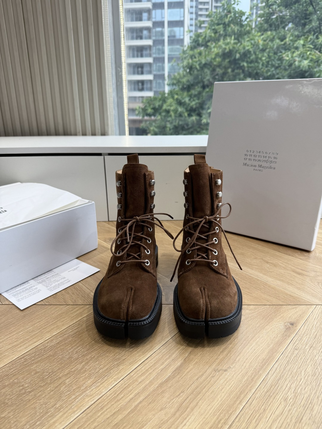 G042顶级品质Maison Margie*·26s 新款 复古色分趾马丁靴 马丁靴的经典八孔轮廓被完整保留——那份来自 G042顶级品质Maison Margie*·26s 新款 复古色分趾马丁靴 马丁靴的经典八孔轮廓被完整保留——那份来自